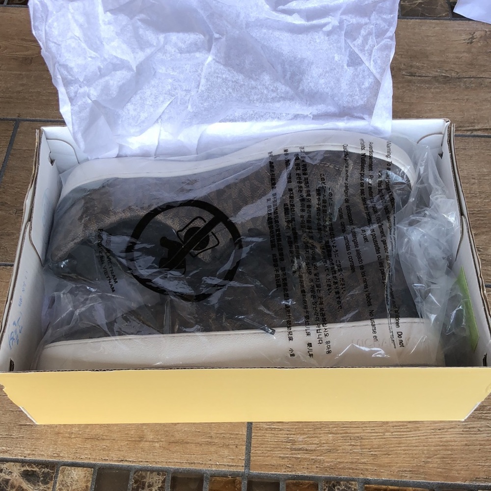 Michael Kors Catelyn Lace Up Sneaker - Picture 15 of 16